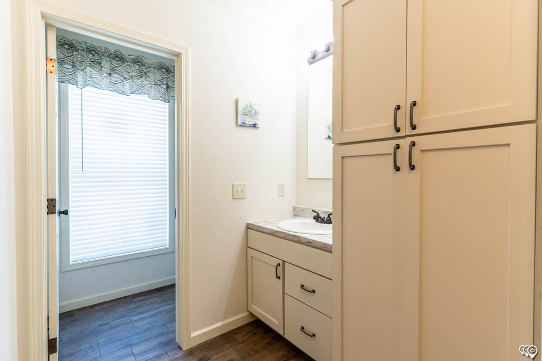 Aimon c 4br bathroom home features