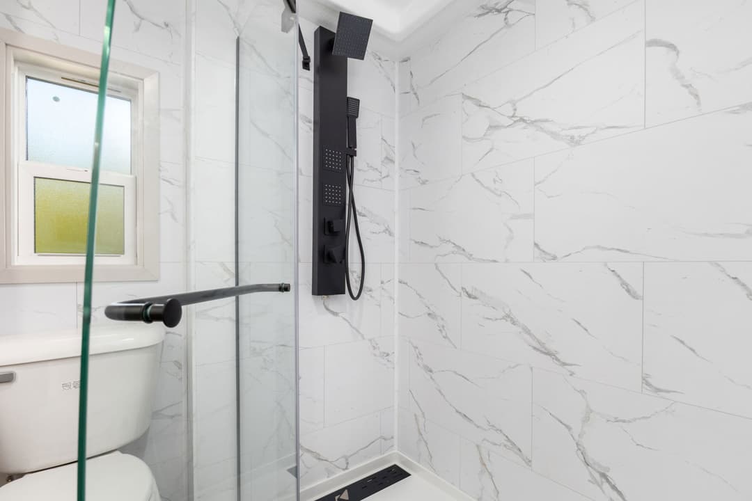 Eldorado 9099pwd bathroom home features