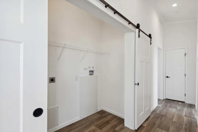 Wood manor d505 interior home features