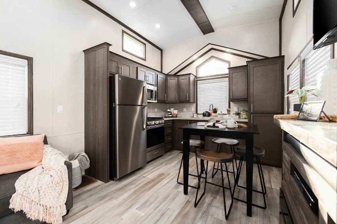 Lakeside 8155 kitchen home features