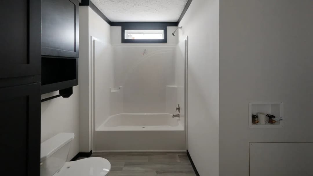 6481ls (16’ stretch) bathroom home features