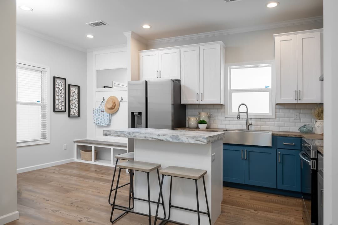 Tiffany kitchen home features