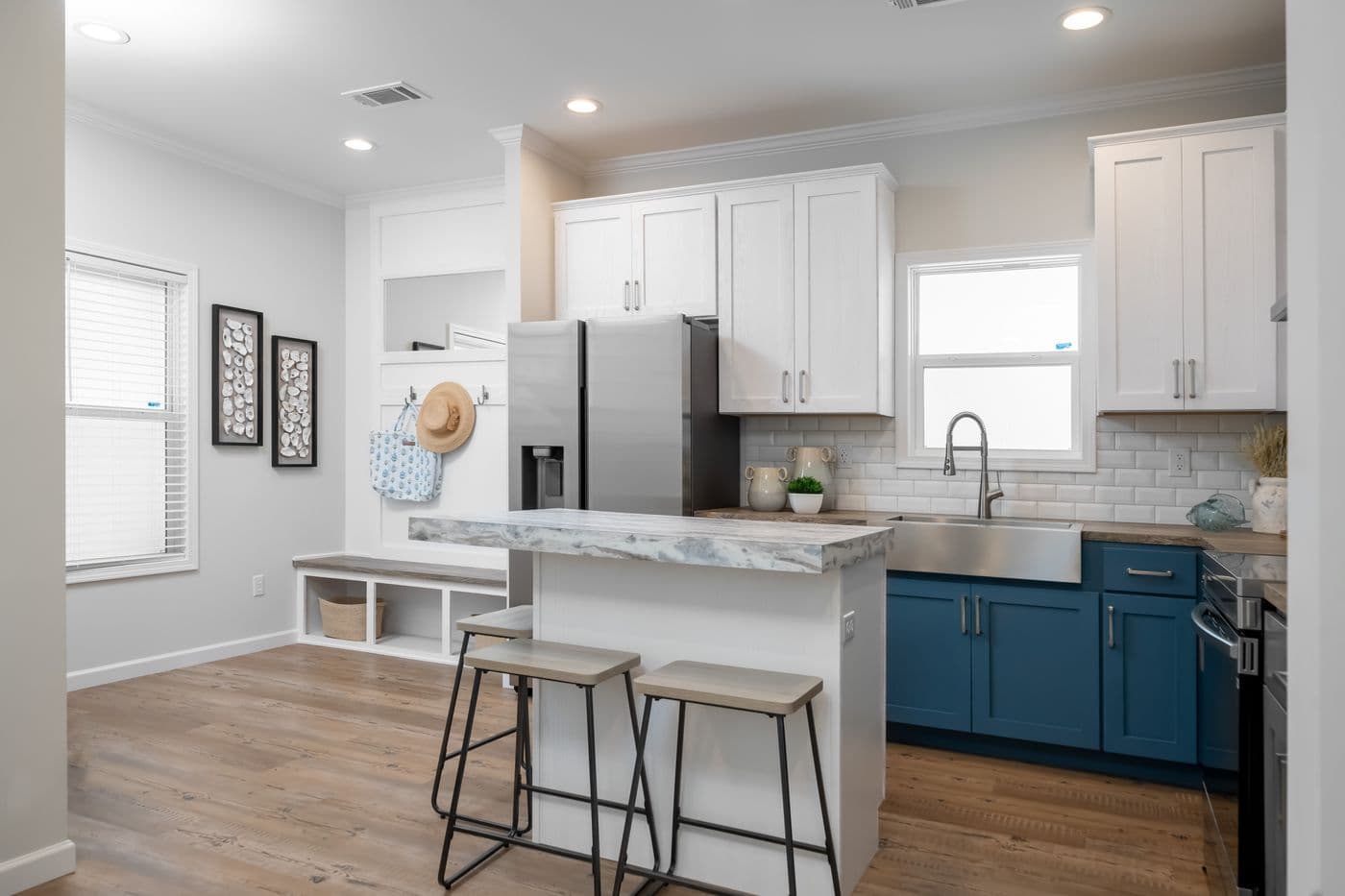 Tiffany kitchen home features