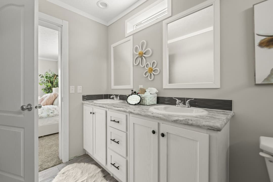 Escape 28443b bathroom home features