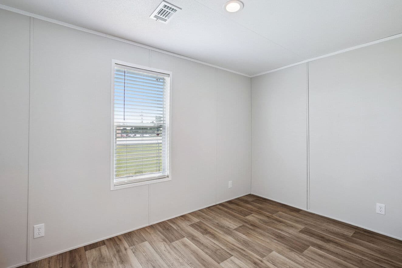 Valor 16763n bedroom home features