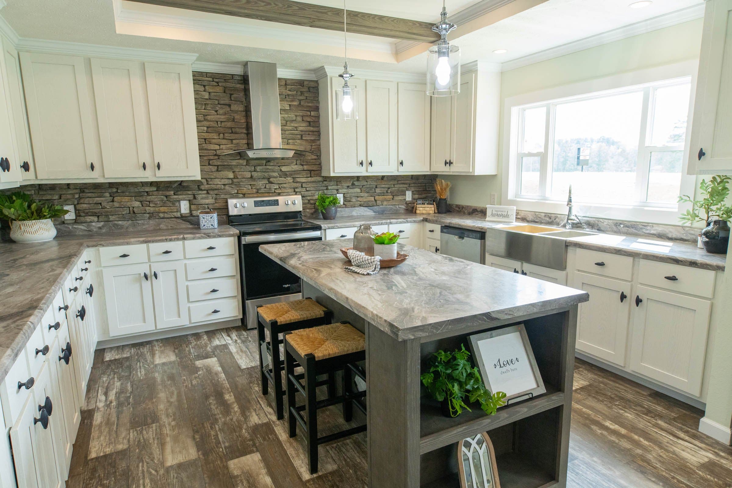 Lynn kitchen home features