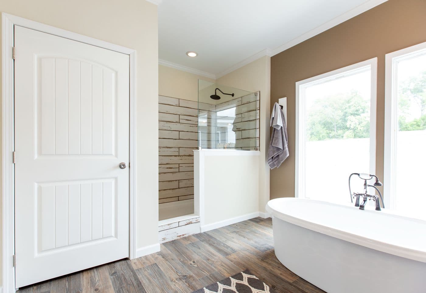 Southern charm 4br bathroom home features