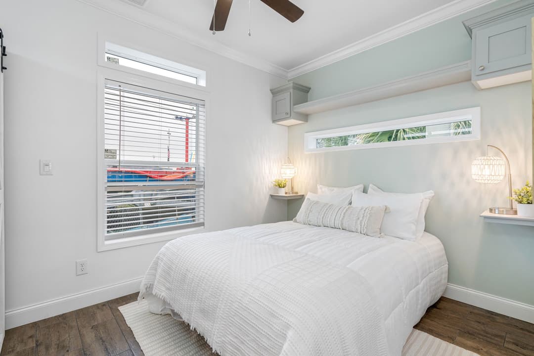 Daisy bedroom home features