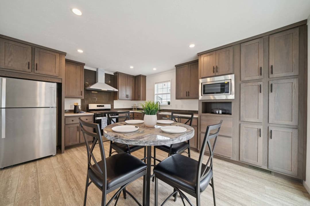 Encore kitchen home features