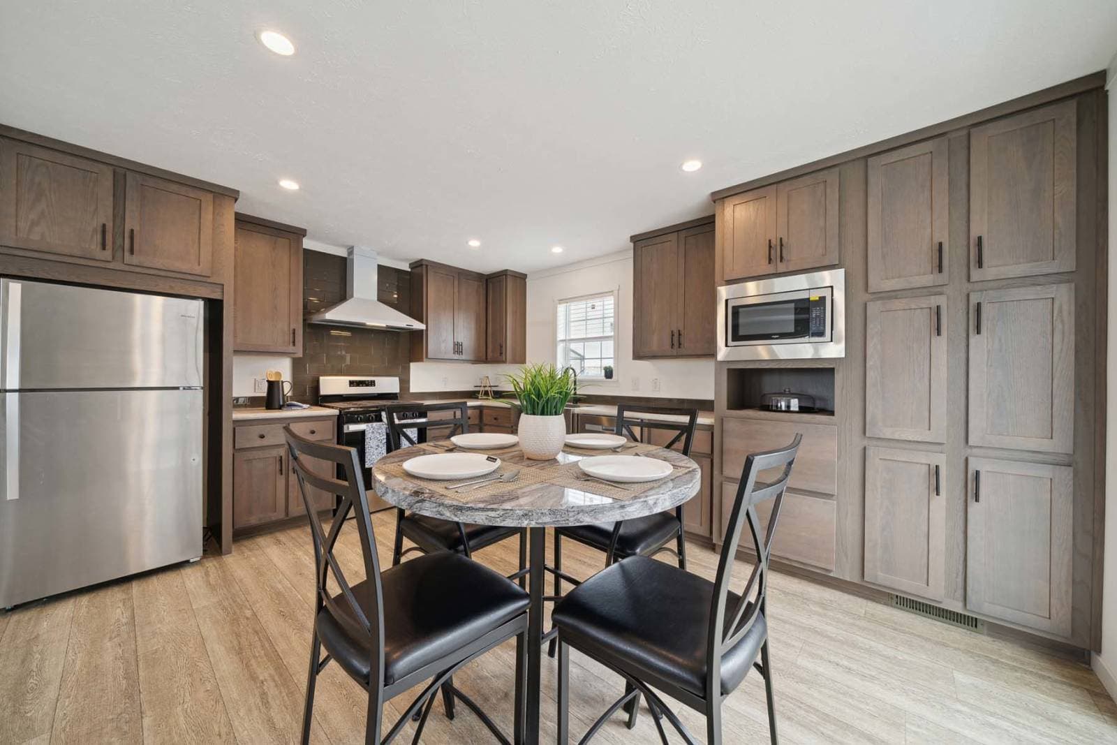 Encore kitchen home features