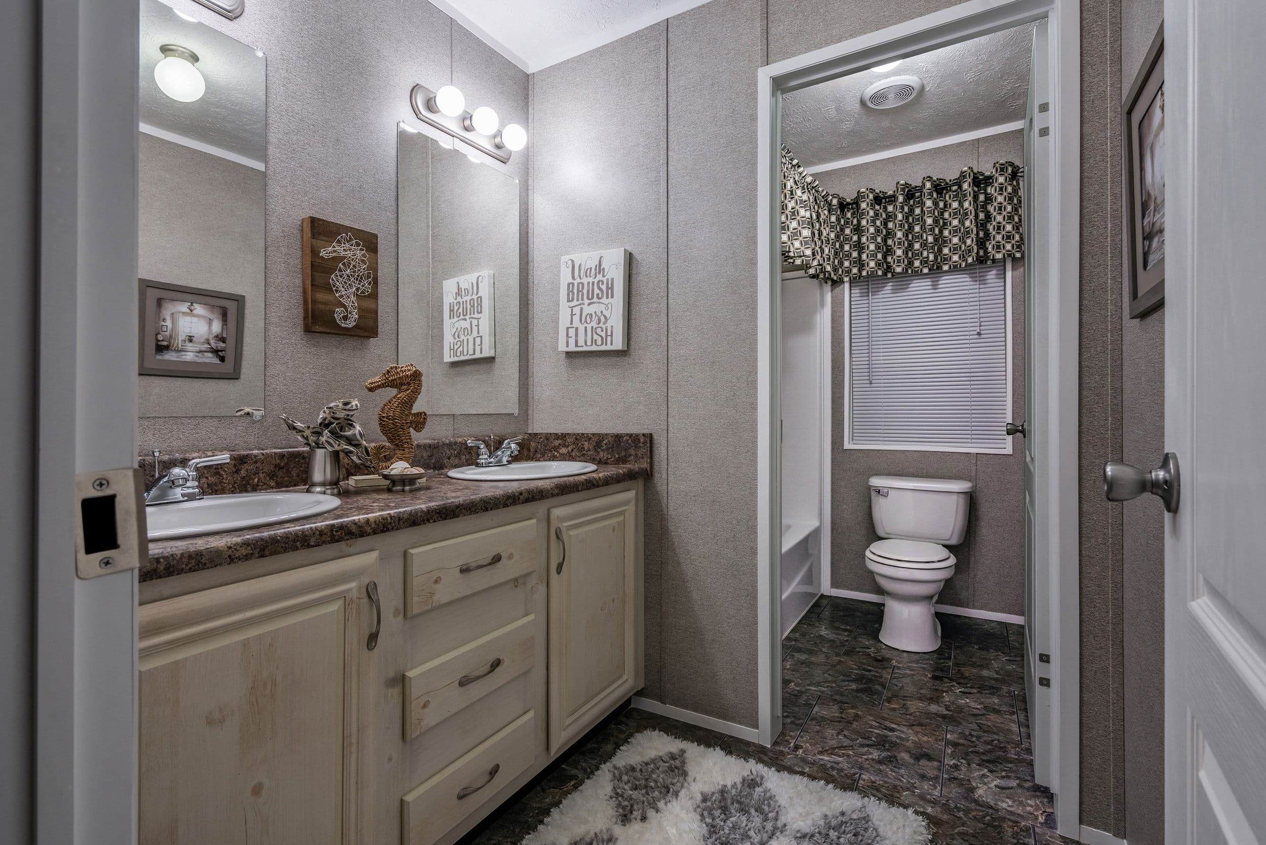 Md-38-32 bathroom home features