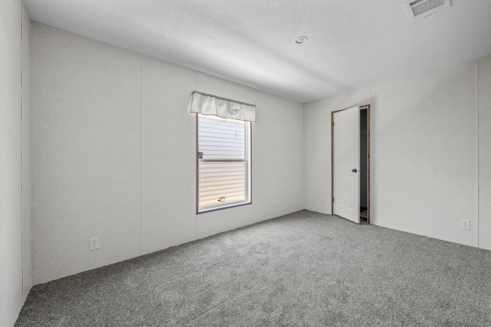 Mj bedroom home features