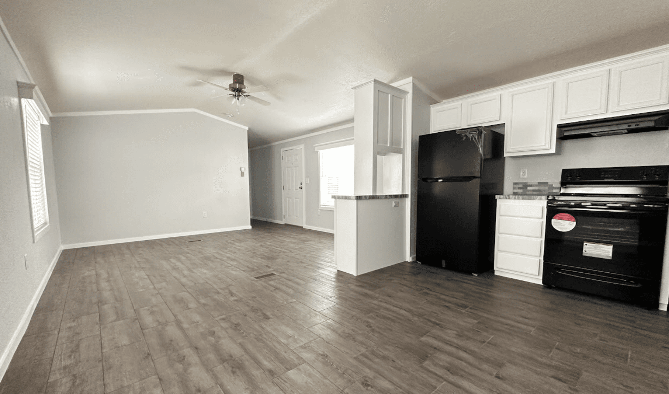Solitaire 16763b interior home features
