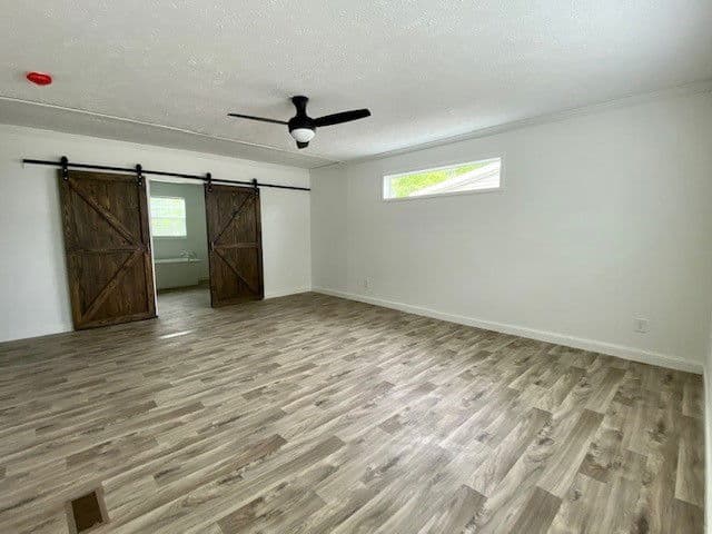 Country manor 32663m interior home features