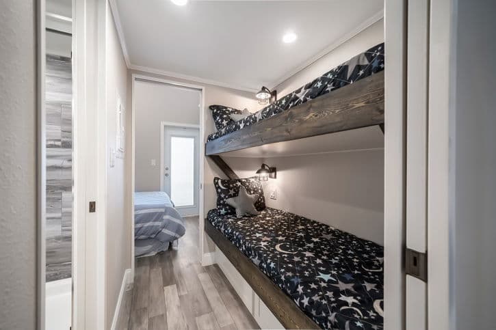 Eagle 11341a bedroom home features