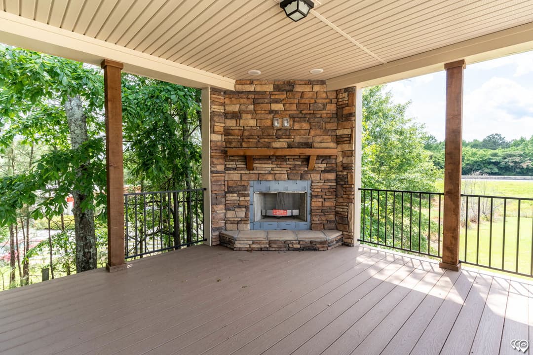 Tahoe harbor exterior home features