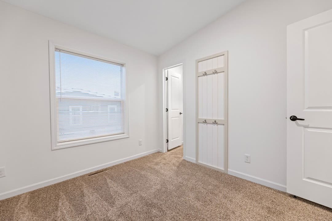 The timberlake with porch 193002 bedroom home features