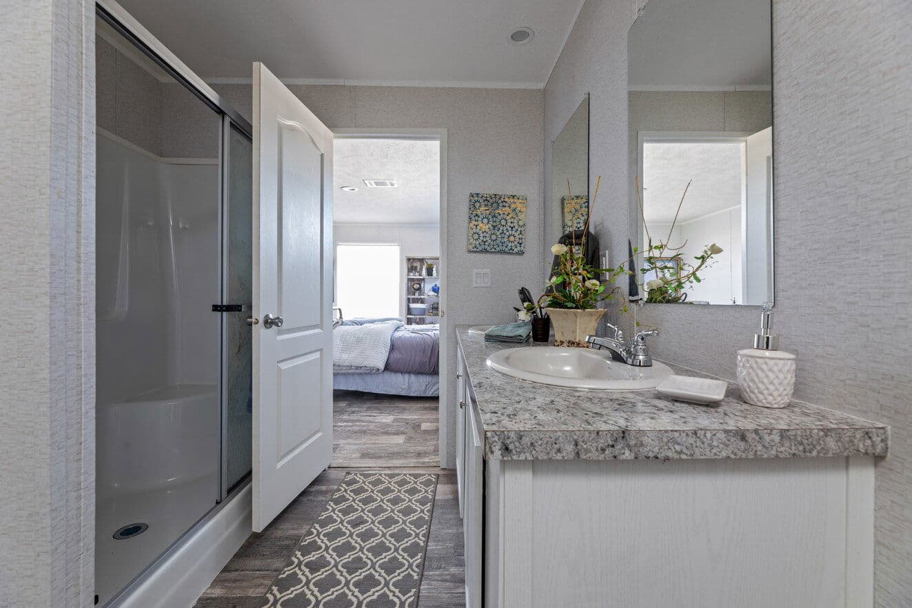 Valu premier 32483g interior and bathroom home features