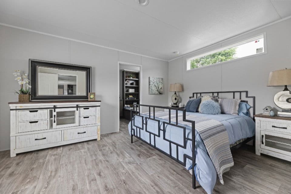 Pinnacle 16763p bedroom home features