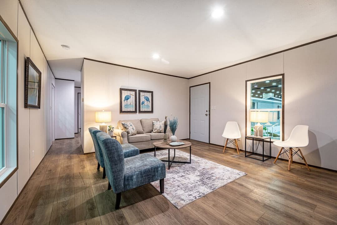 Phoenix 16663a interior home features