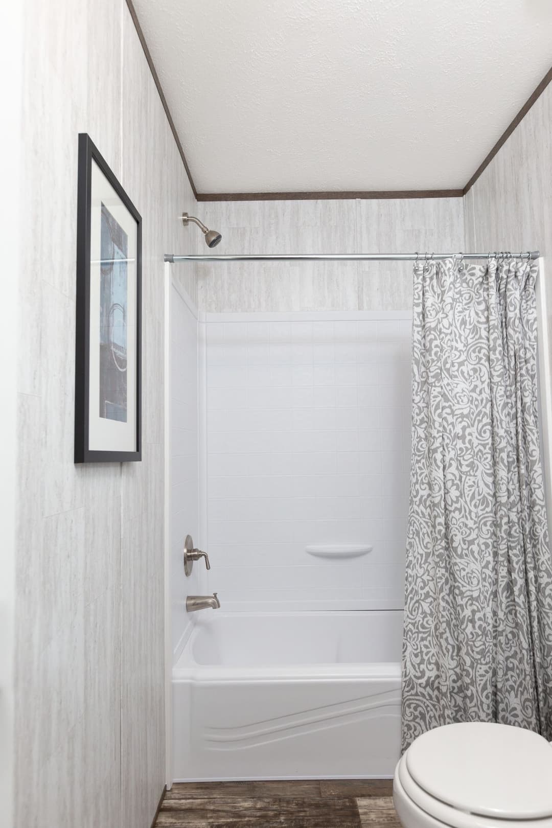 Maynardville classic 76 bathroom home features