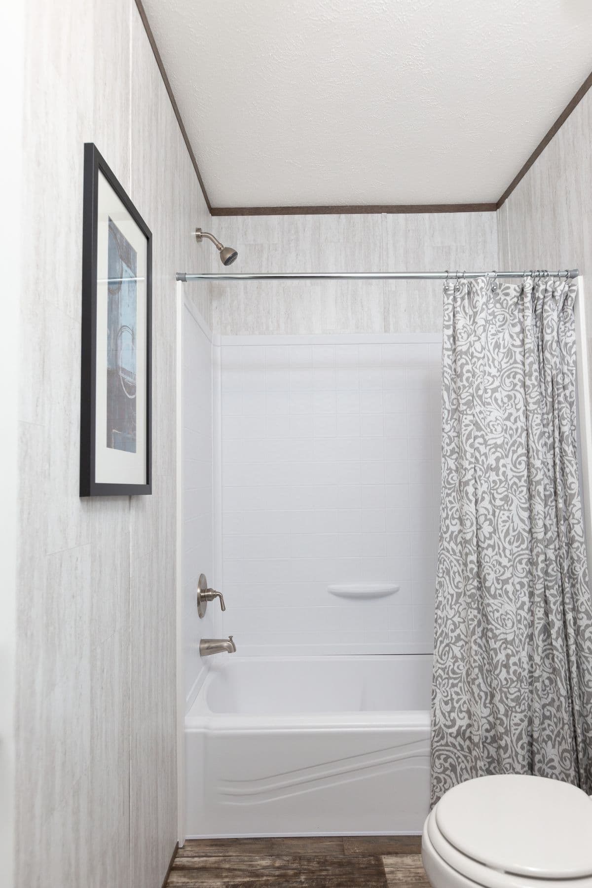 Maynardville classic 76 bathroom home features