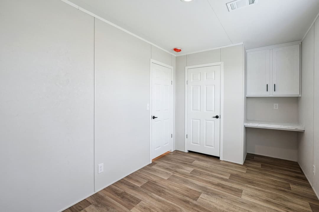 Valor 16763n bedroom home features