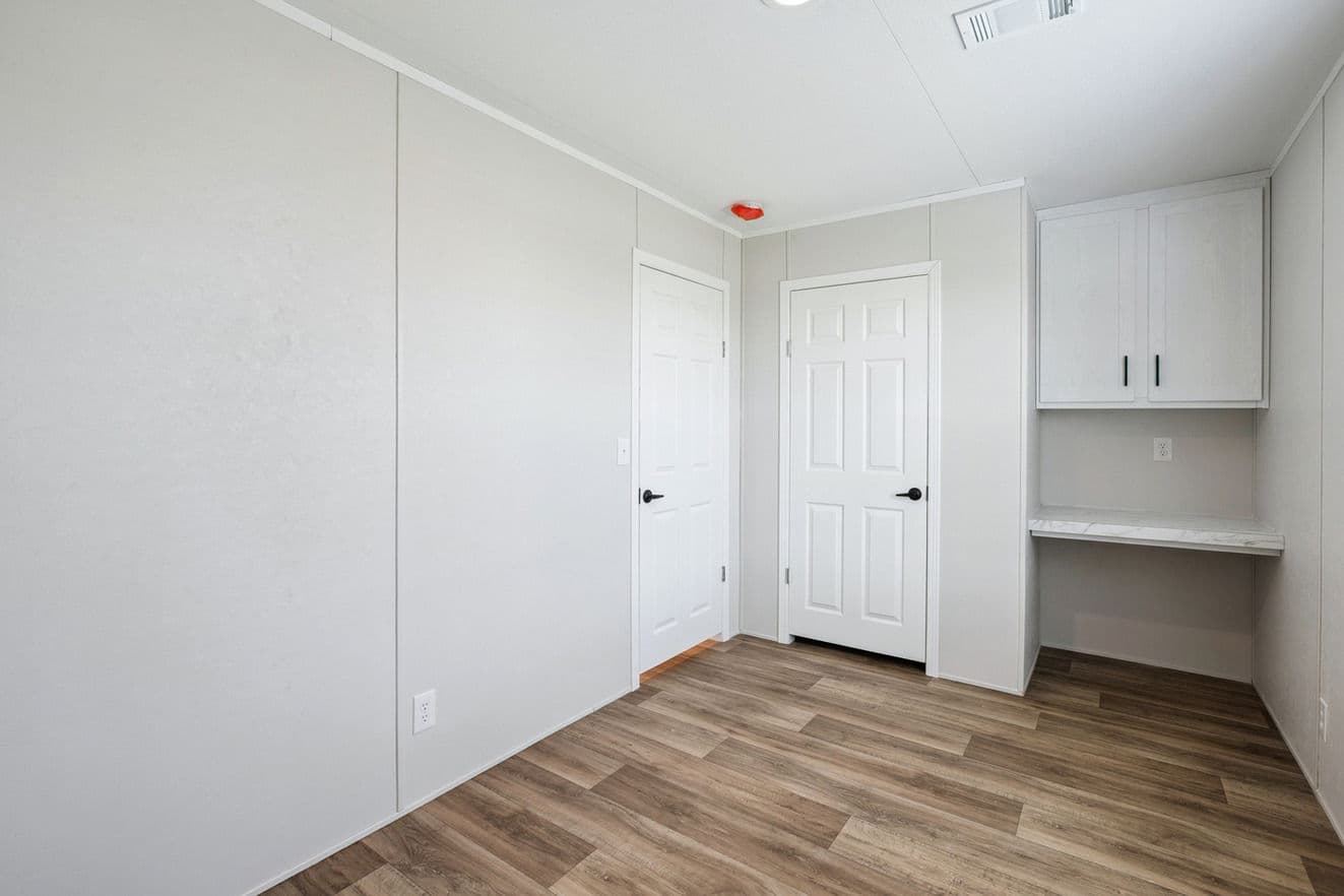 Valor 16763n bedroom home features