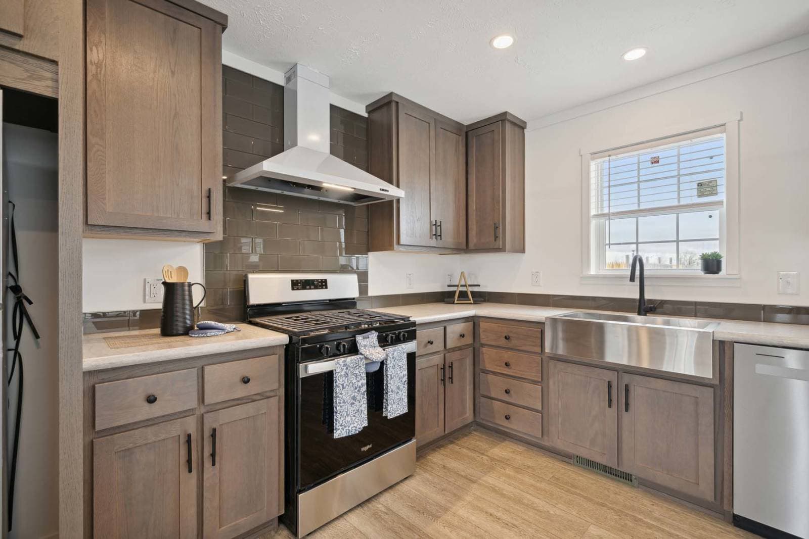 Encore kitchen home features