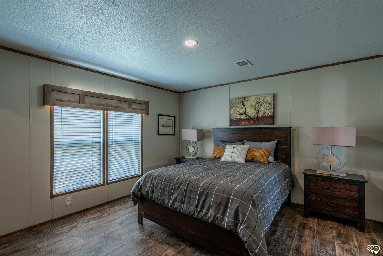 Pinnacle 28563p bedroom home features