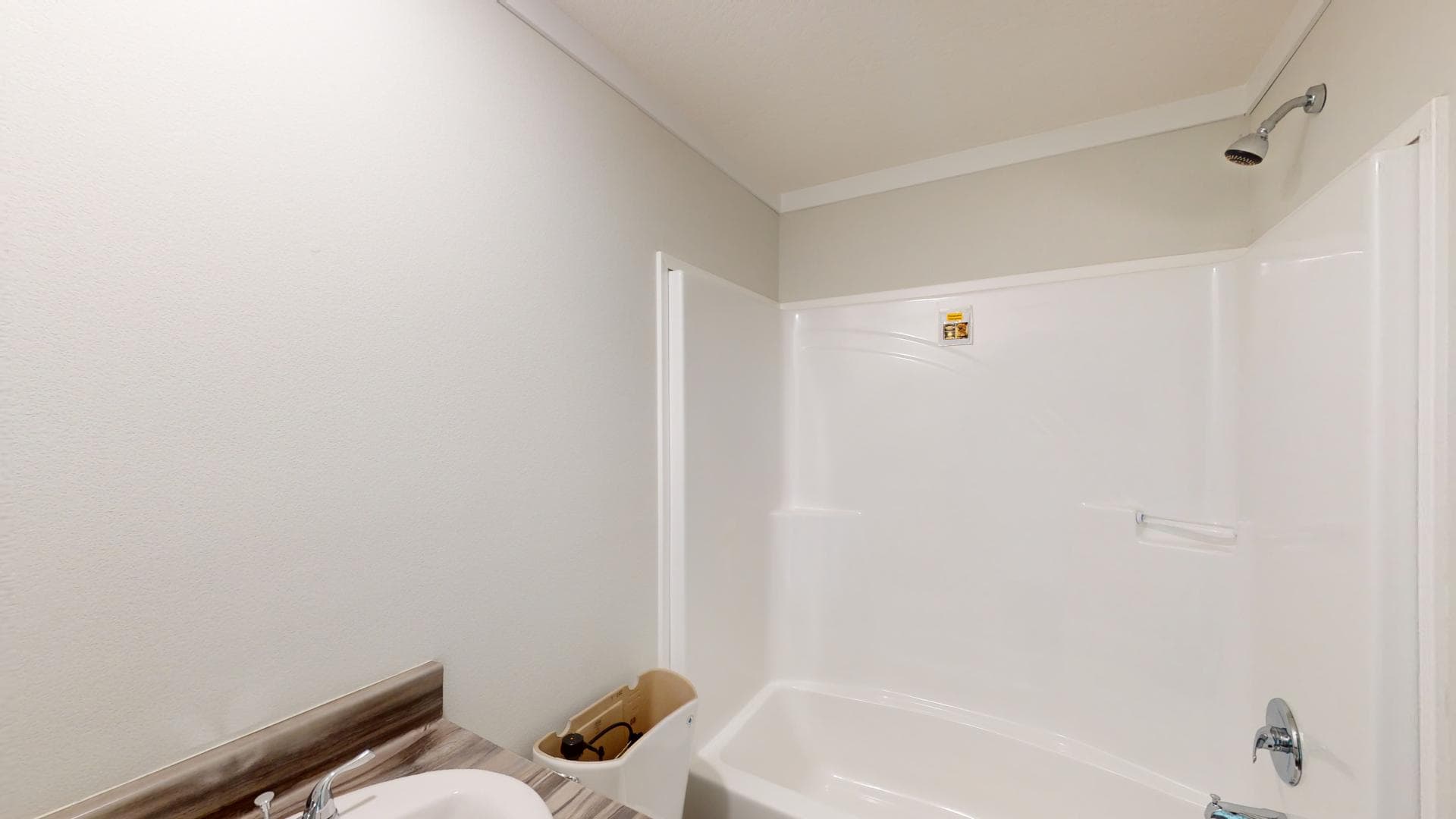 Chc1680-102 bathroom home features