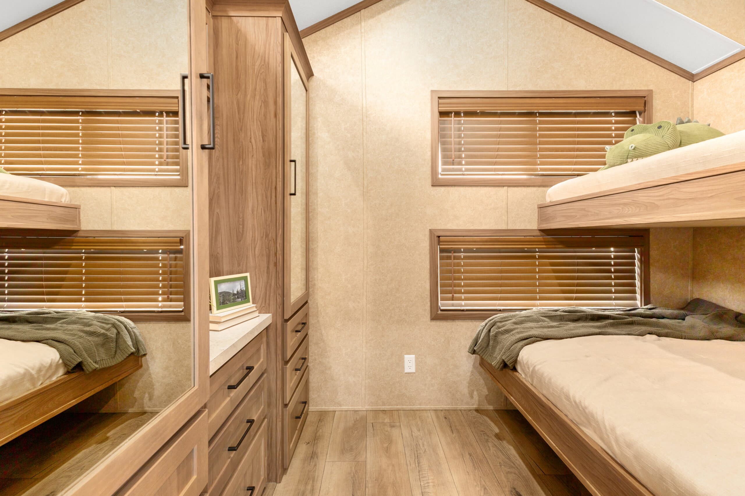 Lakeside 8180 bedroom home features