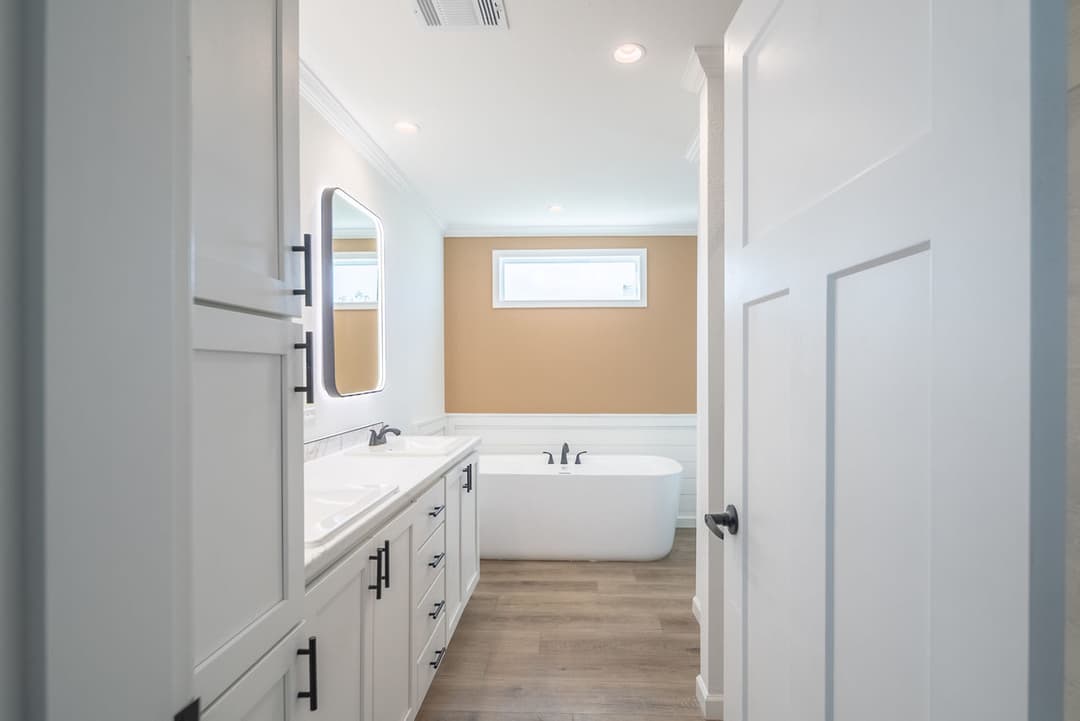 Innovation 5442h - the cypress creek bathroom home features