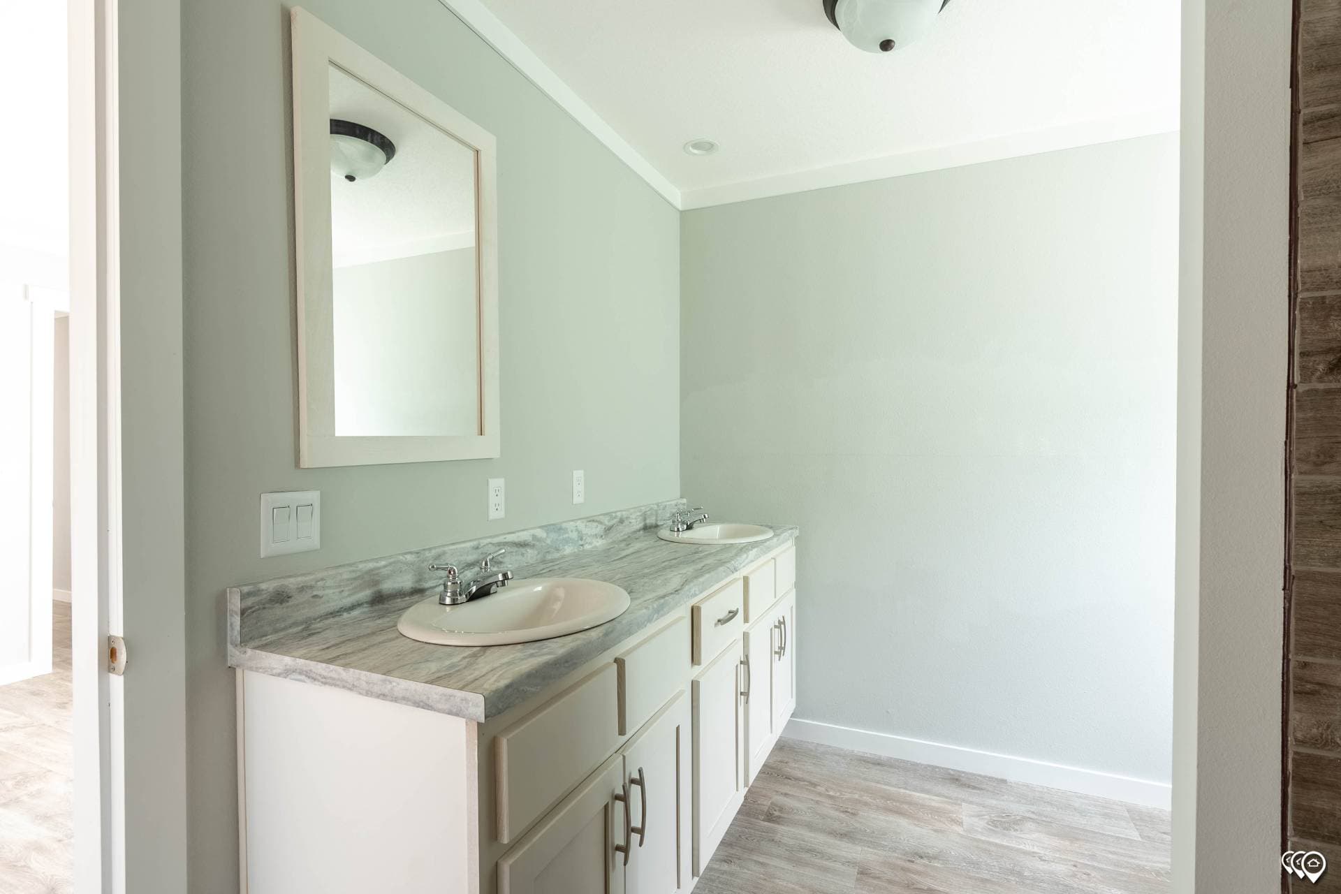 Chc1680-104 bathroom home features