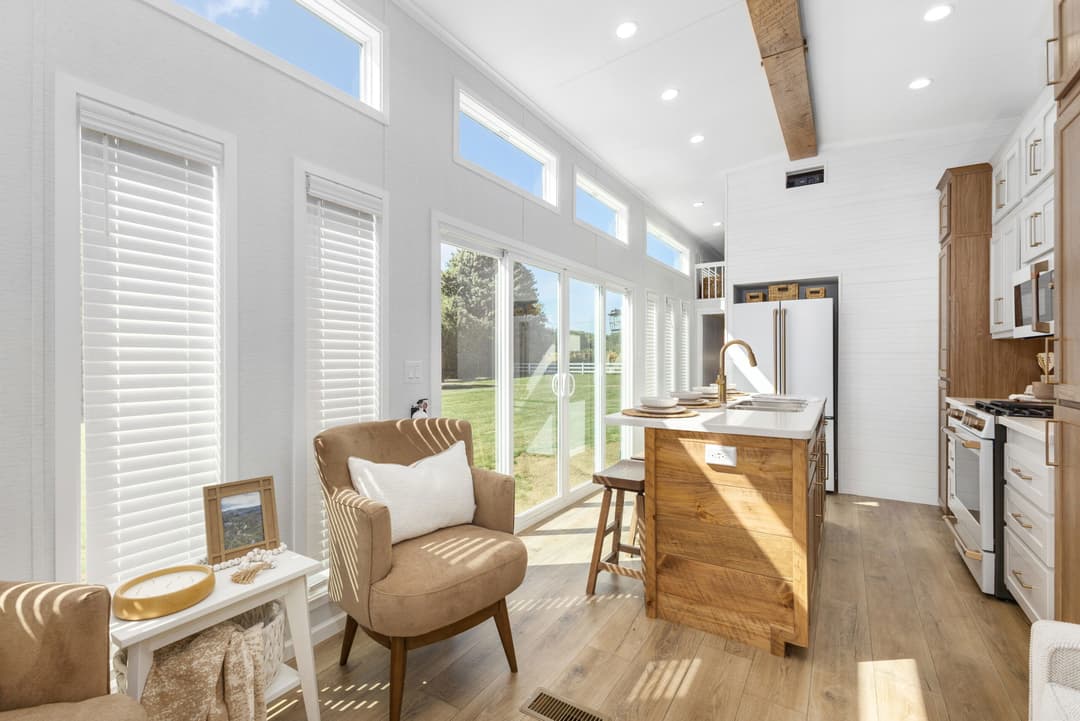 Island 6449 interior home features