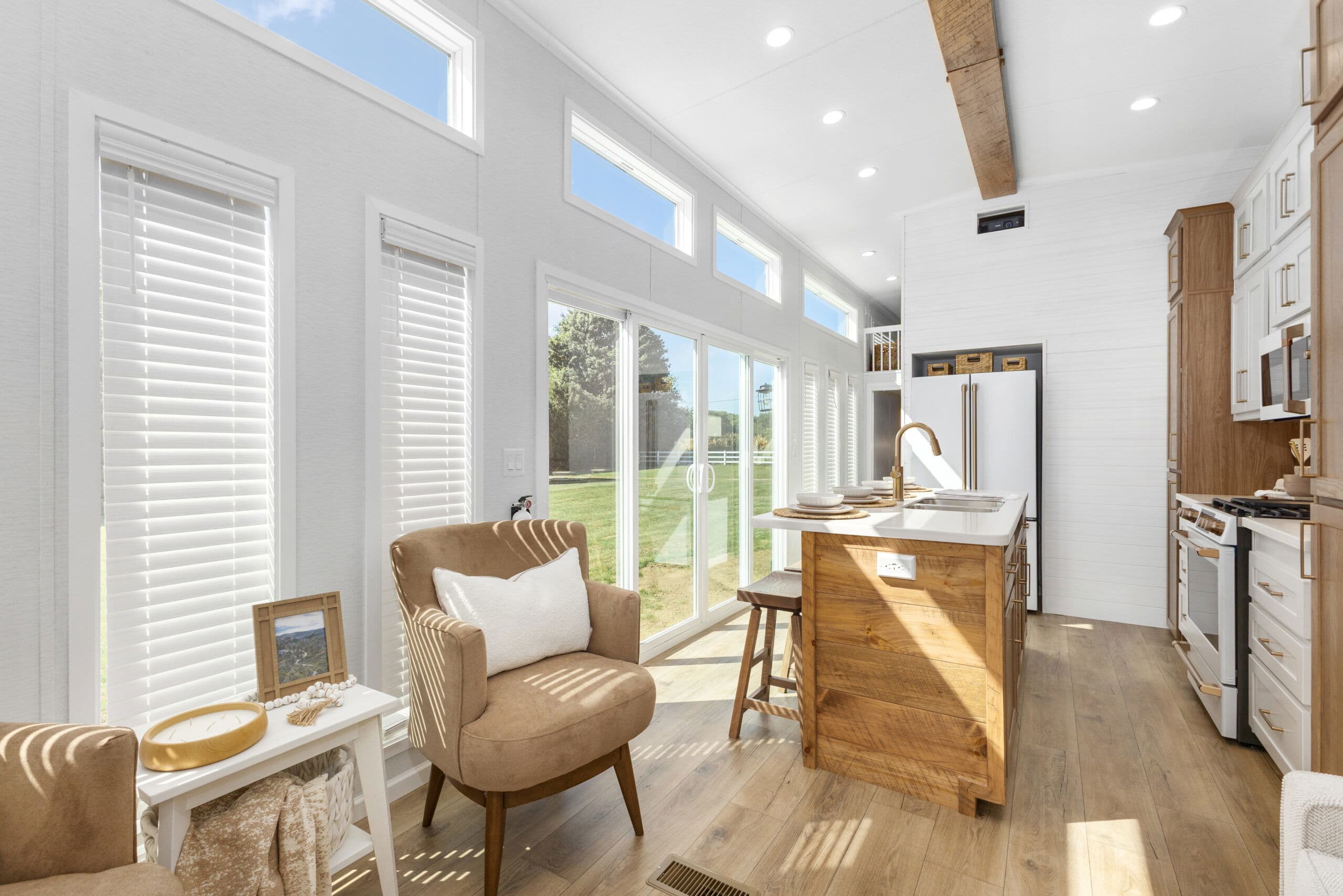 Island 6449 interior home features