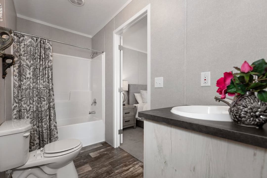 Sapphire 76 bathroom home features