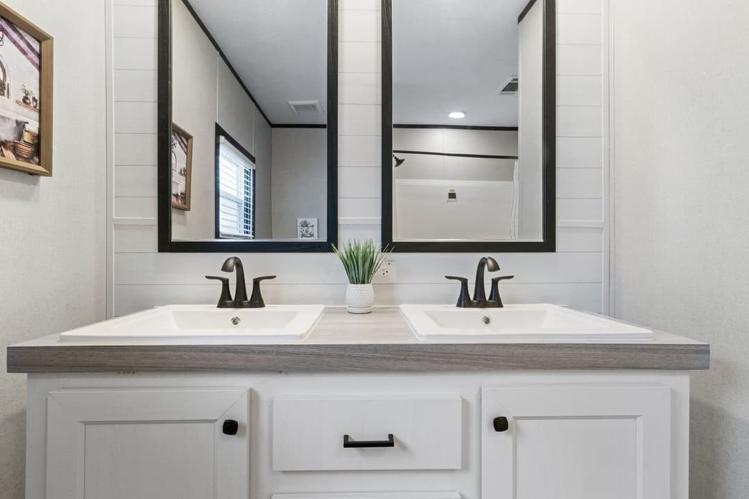 Hercules bathroom home features