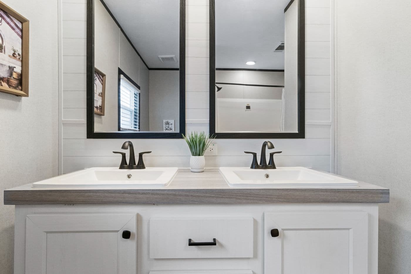 Hercules bathroom home features