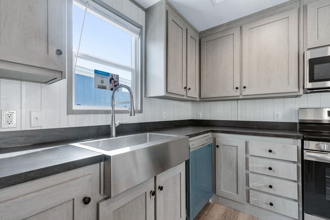Resolution 16763h kitchen home features