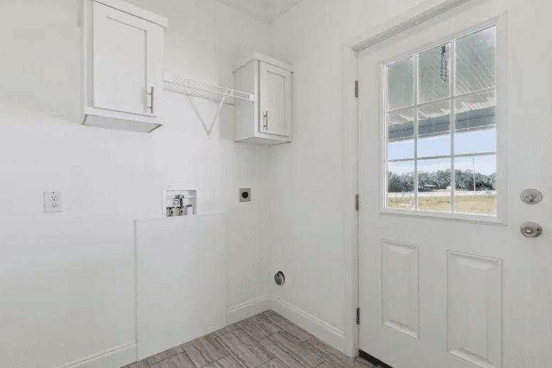 Mullett interior home features