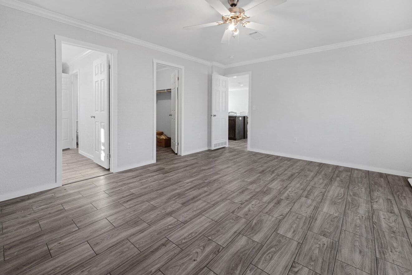 Topaz 28563a bedroom home features