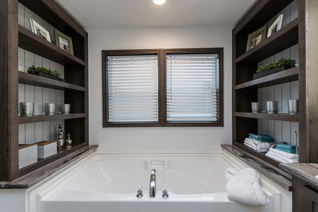 The lincoln 185010 bathroom home features