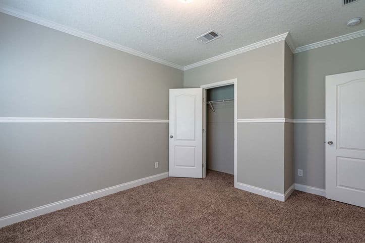 Thomas 32663b bedroom home features