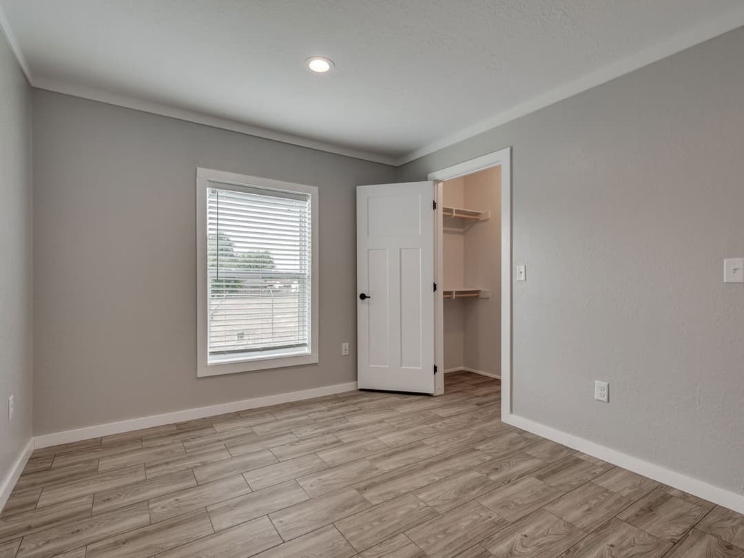 28603n bedroom home features