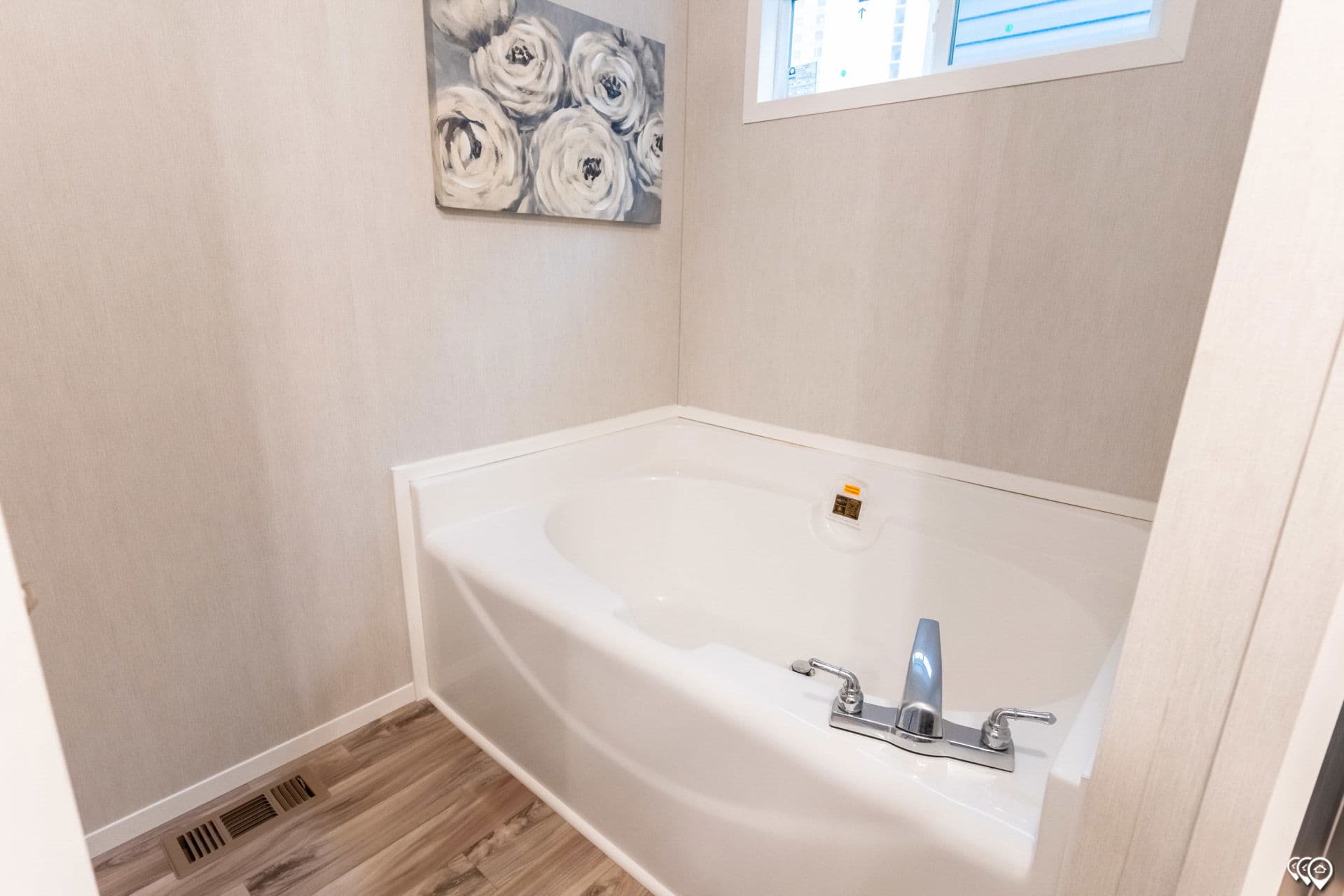 Arc1680-8012 bathroom home features