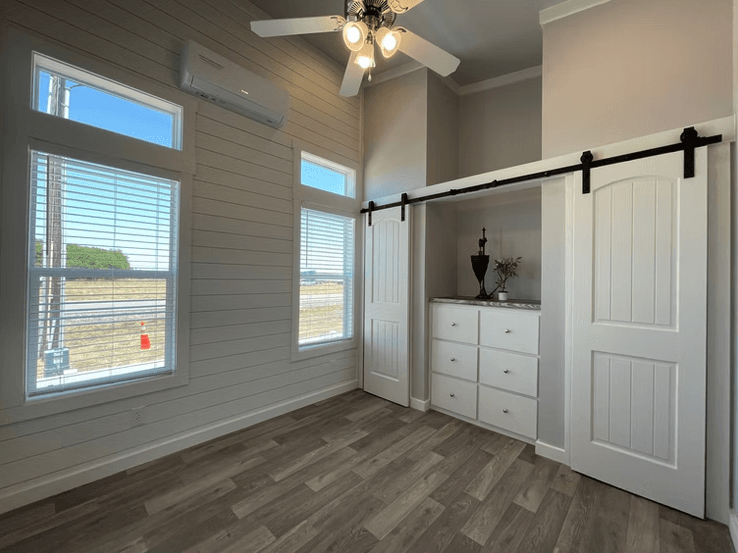 Hummingbird bedroom home features