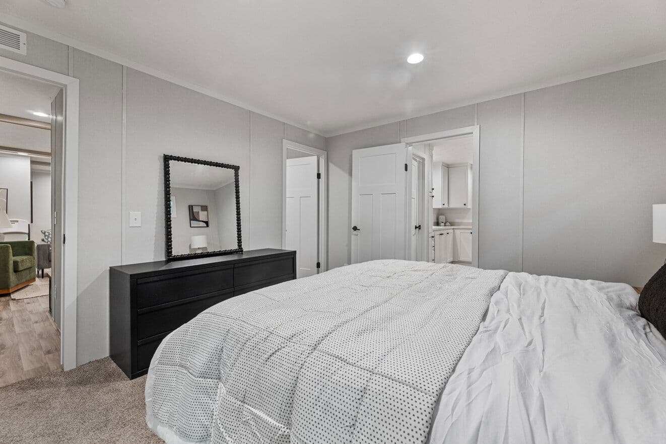 Vivid 28603n bedroom home features