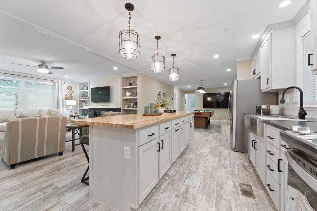 Ives 24033 kitchen and hero home features