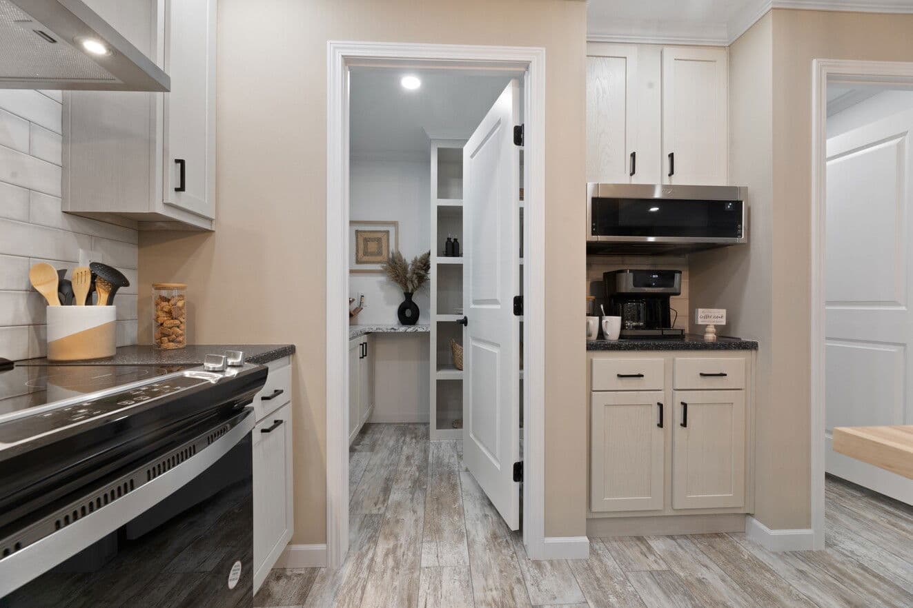 Ives 24033 interior home features